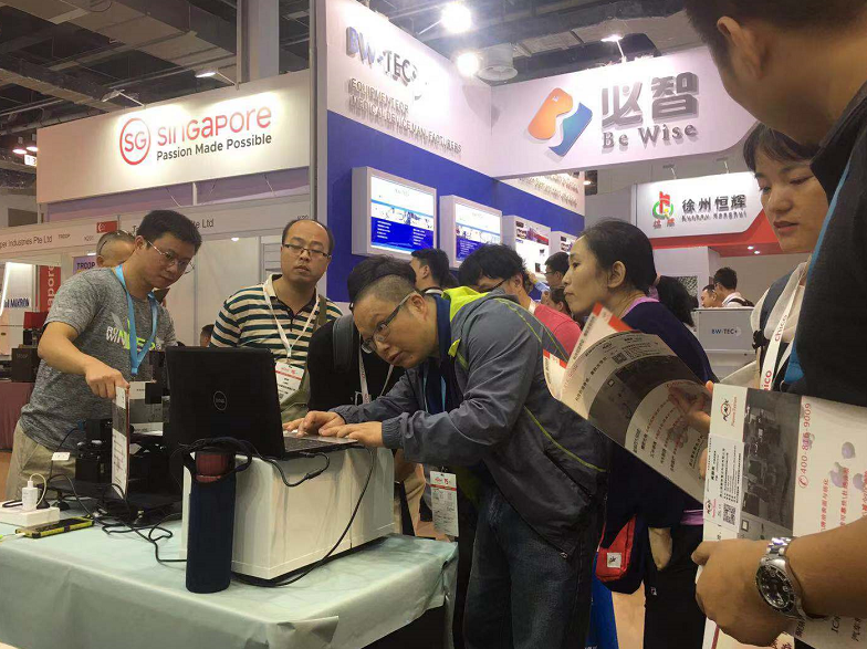 等離子表面處理后樣品進(jìn)行現(xiàn)場(chǎng)接觸角測(cè)試-普樂(lè)斯等離子清洗機(jī)